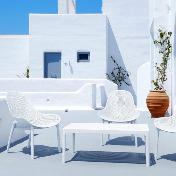 Lækkert hvidt udendørs lounge bord